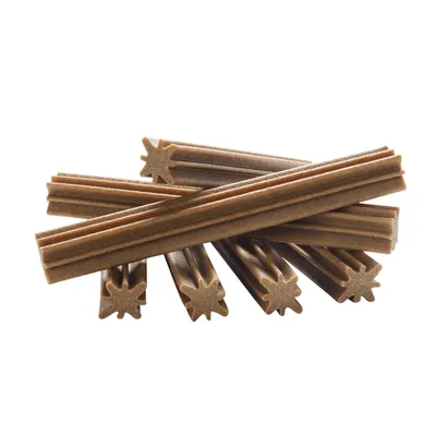 Brune tyggepinde med stjerneformet tværsnit, stablet. Produkt til tandpleje eller tygning synligt.