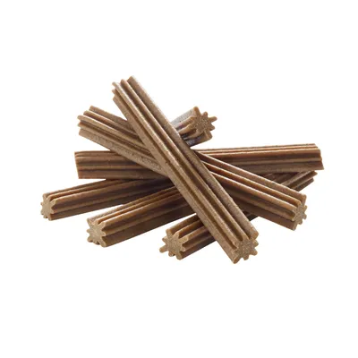 Brune, stjerneformede tyggepinde af presset materiale, stablet til præsentation.