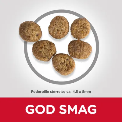 Foderpille størrelse ca. 4.5 x 8 mm. Tekst: GOD SMAG. Seks brune foderpiller vist ovenfra på hvid baggrund.