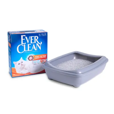 Наполнитель для кошачьего туалета Ever Clean, упаковка 10 л рядом с серым лотком, наполненным гранулированным наполнителем. Видна надпись Fast Acting Odour Control.