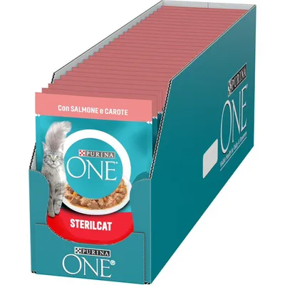Confezione multipla di Purina ONE Sterilcat, bustine con salmone e carote per gatti sterilizzati. Testo visibile: 'Con SALMONE e CAROTE', 'STERILCAT', 'Purina ONE'.