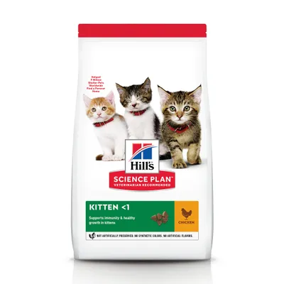 Pienso para gatitos Hill's Science Plan Kitten <1 con pollo. Texto visible: 'Supports immunity & healthy growth in kittens'. Imagen de croquetas y gatos en el envase.