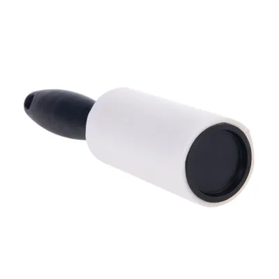 Nukkarulla, jossa musta muovinen kahva ja valkoinen rullapaperi. Ei näkyvää tuotemerkkiä tai tekstiä.