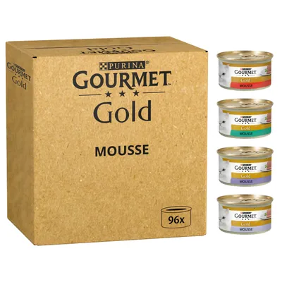 Caja de 96 latas Purina Gourmet Gold Mousse. Cuatro variedades visibles: etiquetas roja, verde, lila y dorada, todas con el texto Gourmet Gold Mousse.