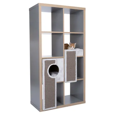 Regalsystem mit integriertem Kratzmöbel, Sisal-Kratzflächen und Höhle. Katze liegt auf einer gepolsterten Fläche im Regal.