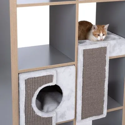 Gato laranja e branco deitado numa prateleira com módulos para gatos, incluindo arranhadores em sisal e uma caixa acolchoada com entrada circular.