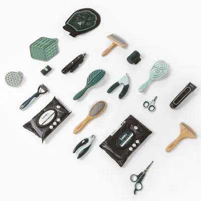 Verschiedene Pflegeprodukte für Haustiere, darunter Bürsten, Scheren, Krallenschneider, Fellpflegehandschuhe und Feuchttücher. Produkte in Grün-, Holz- und Schwarz-Tönen.