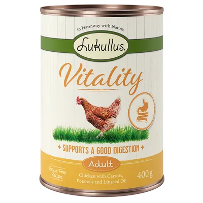 Konzerva Lukullus Vitality Adult, 400 g. Text: Supports a good digestion, Grain-Free Recipe, Chicken with Carrots, Potatoes and Linseed Oil. Obrázek slepice na trávě.
