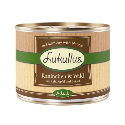 Lukullus Kaninchen & Wild mit Reis, Apfel und Leinöl Adult, scritta in inglese e tedesco su lattina di cibo. Testo visibile: in Harmony with Nature, Adult.