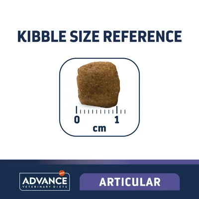 Wielkość granulki karmy Advance Veterinary Diets Articular: około 1 cm, widoczna miarka centymetrowa pod pojedynczą granulką.