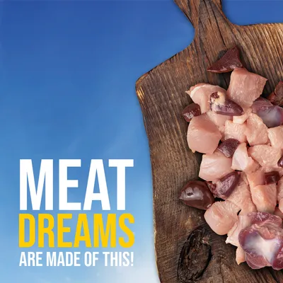 Holzbrett mit rohen Fleischstücken. Text: Meat Dreams Are Made Of This!