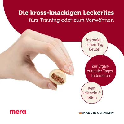 Testo in tedesco: Die kross-knackigen Leckerlies fürs Training oder zum Verwöhnen. Im praktischen 1kg Beutel. Zur Ergänzung der Tagesfutterration. Kein krümeln & fetten. mera. MADE IN GERMANY.
