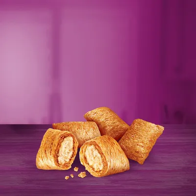 Knusprige Snacks mit Füllung, auf violettem Hintergrund präsentiert.