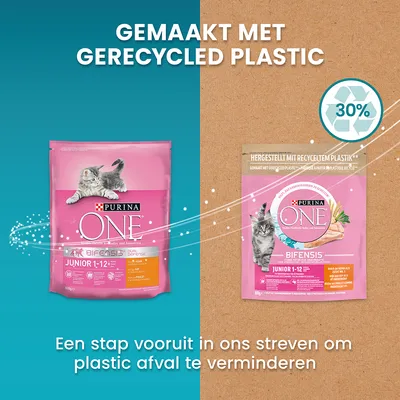 Purina ONE kattenvoer Junior 1–12, verpakking met tekst: Gemaakt met gerecycled plastic, 30%. Een stap vooruit in ons streven om plastic afval te verminderen.