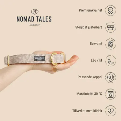 Nomad Tales München hundhalsband i beige tyg med guldfärgade metalldelar, hålls i en hand. Text: Premiumkvalitet, Steglöst justerbart, Bekvämt, Låg vikt, Passande koppel, Maskintvätt 30 °C, Tillverkat med kärlek.