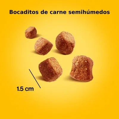 Bocaditos de carne semihúmedos, tamaño aproximado 1,5 cm, mostrados sobre fondo amarillo.