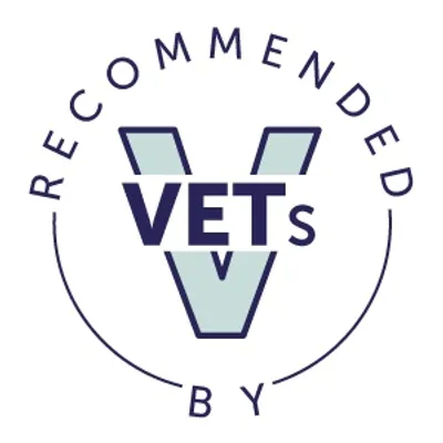 Texto en inglés: Recommended by VETs. Sello circular con letra V grande y texto central. Indica recomendación por veterinarios.