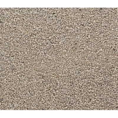 Zbliżenie na żwirek o drobnych, beżowych granulatach. Widoczna struktura materiału sypkiego, bez opakowania ani dodatkowych elementów.