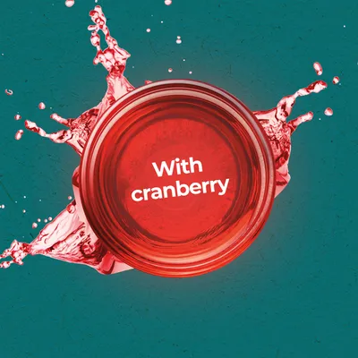 With cranberry (tekst na engleskom jeziku) prikazan unutar crvenog napitka ili umaka s prskanjem tekućine oko čaše.