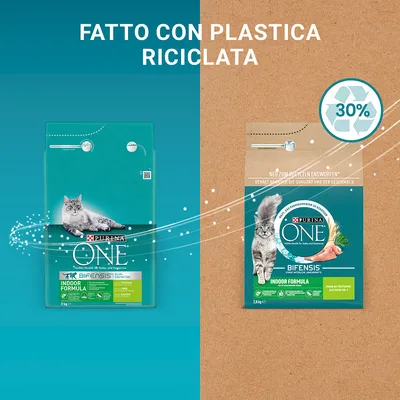 Due confezioni di Purina ONE Indoor Formula per gatti, testo visibile: 'Fatto con plastica riciclata', simbolo riciclo con '30%'.