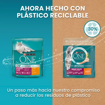 Ahora hecho con plástico reciclable. Purina ONE Bifensis Urinary Care y Urinary Health para gatos, envases con 30 % de plástico reciclado. Un paso más hacia reducir residuos de plástico.