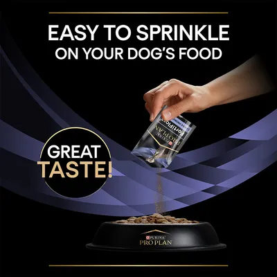 Ruka posipa sadržaj vrećice Purina Pro Plan na pseću hranu u zdjeli. Tekst: EASY TO SPRINKLE ON YOUR DOG'S FOOD, GREAT TASTE! (tekst na engleskom jeziku).