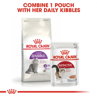 Royal Canin Regular Sensible 33 -kuivaruoka ja Royal Canin Instinctive 85 g -annospussi kissoille. Ylhäällä teksti: COMBINE 1 POUCH WITH HER DAILY KIBBLES.