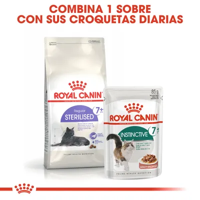 Royal Canin Regular Sterilised 7+ pienso para gatos y Royal Canin Instinctive 7+ sobre de salsa, texto: Combina 1 sobre con sus croquetas diarias.