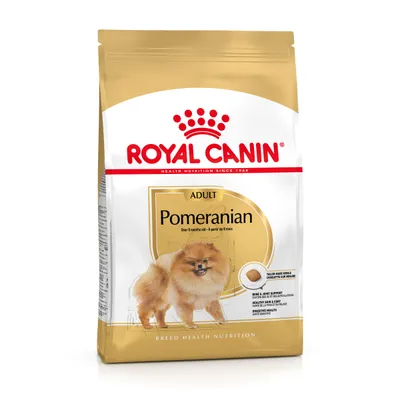 Embalagem de ração Royal Canin Adult Pomeranian, com imagem de um cão da raça Pomeranian e texto visível: 'Over 8 months old - A partir de 8 meses'.