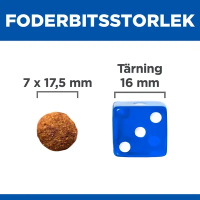 Foderbitsstorlek: foderbit 7 x 17,5 mm jämförs med tärning 16 mm. Tydlig storleksjämförelse mellan foderbit och blå spel-tärning.