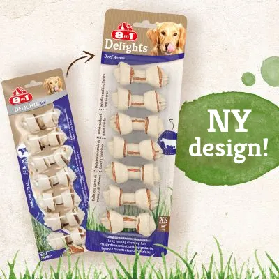 8in1 Delights Beef Bones XS, två förpackningar med tuggben för hund, en äldre och en med ny design. Text: NY design! Synlig hundbild på båda förpackningarna.