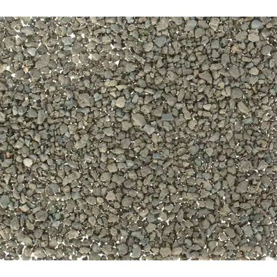 Närbild av grått, kornigt material, möjligen kattsand eller liknande substrat.