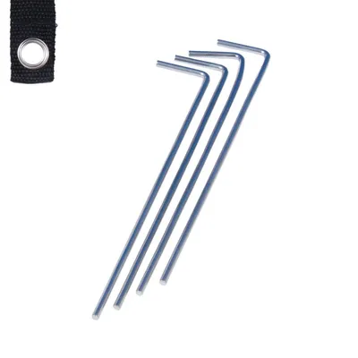 Neljä metallista L-muotoista telttakiilaa ja musta kangassuikale, jossa metallinen purjerengas vasemmassa yläkulmassa.