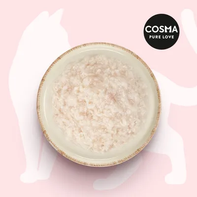 Cosma Pure Love. Schüssel mit weißem, zerkleinertem Nassfutter vor rosa Hintergrund mit Katzenumriss.