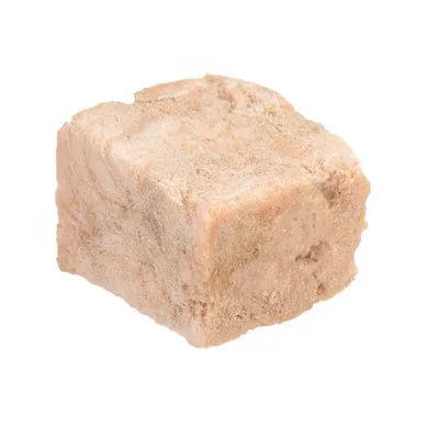 En kubformad bit frystorkat kött utan synlig förpackning eller märkning.
