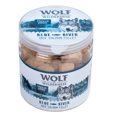 Burk med Wolf of Wilderness Blue River, text: Freeze Dried, 100% Salmon Fillet. Synliga bitar av frystorkad laxfilé i transparent förpackning.