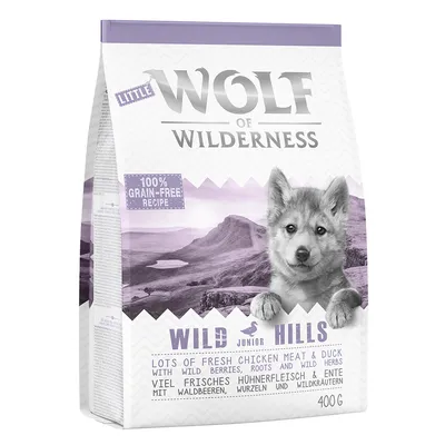 Wolf of Wilderness Little Wild Hills Junior, 100% grain-free recipe, lots of fresh chicken meat & duck med vilde bær, rødder og urter, 400 g. Synlig tekst på engelsk og tysk.