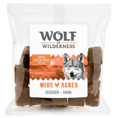 Упаковка лакомства Wolf of Wilderness Wide Acres, 100% Grain-Free Recipe, Chicken – Huhn. Видны кусочки продукта внутри прозрачного пакета.