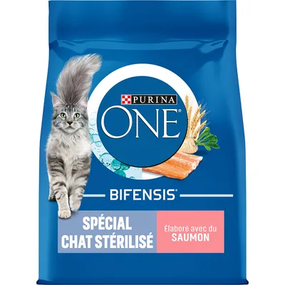 Purina ONE Bifensis Spécial Chat Stérilisé, élaboré avec du saumon. Image d’un chat, de céréales et d’un morceau de saumon visibles sur l’emballage.