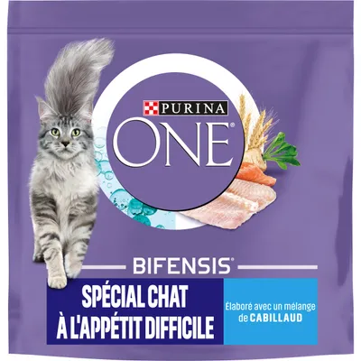 Purina ONE Bifensis, Spécial Chat à l'Appétit Difficile, élaboré avec un mélange de cabillaud. Opakowanie z wizerunkiem kota, ryby, zboża i natki pietruszki.