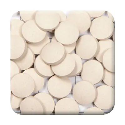 Nahaufnahme von weißen Tabletten, rund und flach, auf einer glatten Oberfläche.