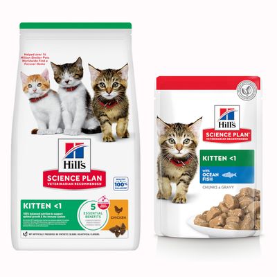 Hill's Science Plan Kitten <1 karma dla kociąt, opakowanie z kurczakiem i saszetka z rybą. Widoczny symbol procentu oznaczający promocję lub rabat.