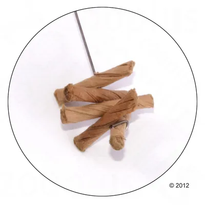 Pezzi di legno marrone legati con filo metallico. Dettaglio del prodotto.