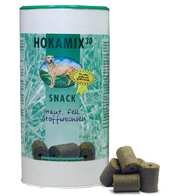 HOKAMIX 30 SNACK, tekst: Haut, Fell, Stoffwechsel. For mindre, store und große Hunde. Cylindriske brune snacks vist foran emballagen.