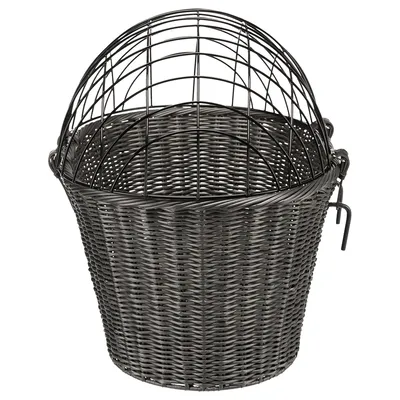 Zwarte fietsmand van gevlochten materiaal met metalen roosterdeksel en zijdelingse bevestigingshaak.