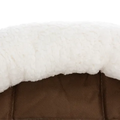 Prim-plan al unui material textil maro cu margine albă, moale din pluș. Vedere detaliată a materialelor pentru un pat pentru animale de companie.