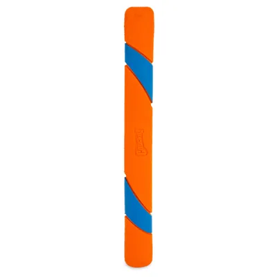 Orangefarbener Spielstab mit blauen Streifen und eingeprägtem Chuckit-Logo, geeignet für Wurfspiele.