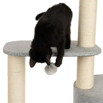 Gatto nero gioca con una palla grigia su un tiragraffi con colonne in sisal e piattaforme grigie.