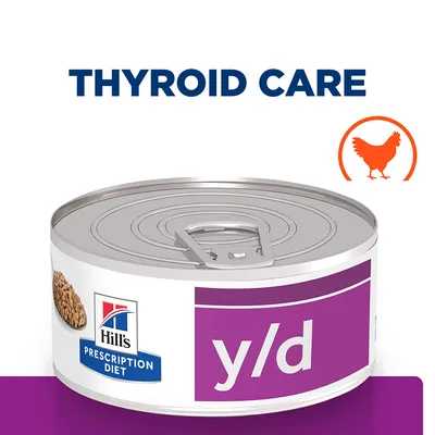 Консерва Hill's Prescription Diet y/d с етикет Thyroid Care и изображение на пиле. Видима метална кутия с лилав етикет.