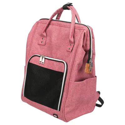 Sac à dos rose avec poches latérales, grande poche avant en maille noire zippée et poignées supérieures. Étiquette visible : TIAKI.